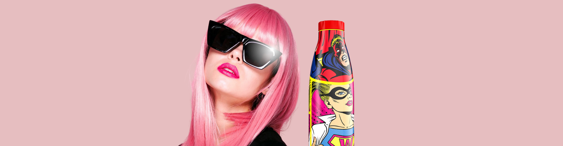 donna con capelli rosa e occhiali da sole con borraccia con grafica di supereroe
