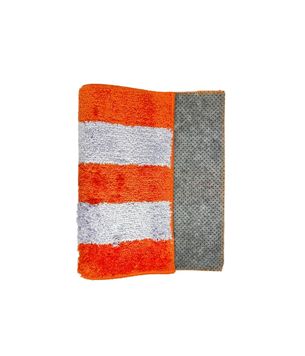 Tappeto da bagno soffice antiscivolo con righe orizzontali in tonalità di arancione e viola, progettato per offrire comfort e sicurezza con una base antiscivolo.
