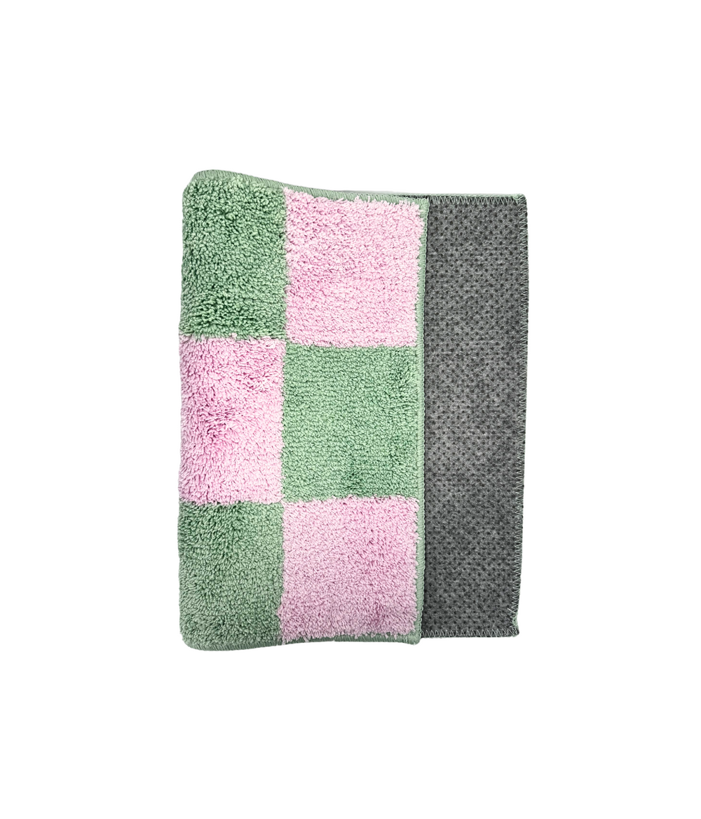 Tappeto da bagno soffice antiscivolo con motivo a quadretti in toni di rosa e verde, offrendo un aspetto accogliente e colorato per l'arredo del bagno.