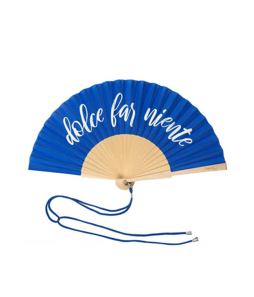  Ventaglio blu completamente aperto con la scritta "dolce far niente" in bianco su tutto il ventaglio, collegato a un cordino da polso blu, su sfondo bianco.