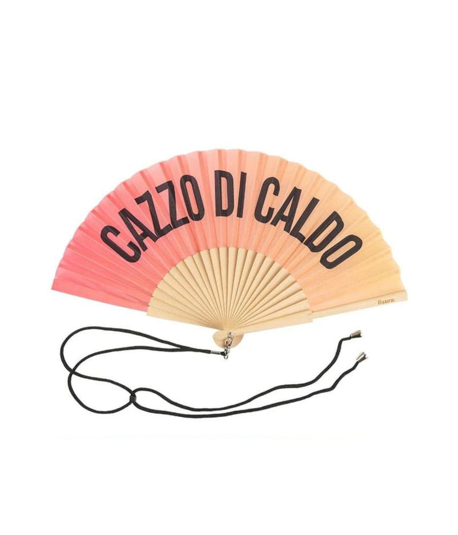 Ventaglio pieghevole con la scritta "CAZZO DI CALDO" in tonalità di rosa e arancione, completo di cordino nero, pronto per offrire sollievo dal caldo estivo, posato su uno sfondo neutro.