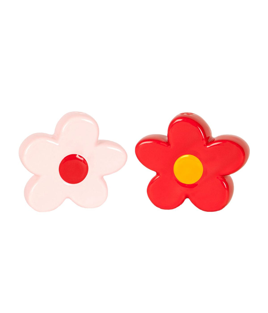 Due spargisale e spargipepe a forma di fiore, uno rosso con centro giallo e uno bianco con centro rosso, su uno sfondo bianco.