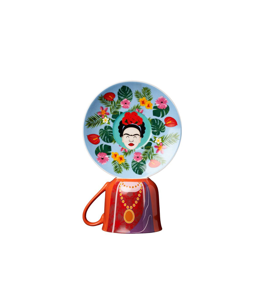 La Tazza e Piattino Freedom, con la tazza decorata con l'immagine di Frida Kahlo e il piattino coordinato con motivi floreali colorati.