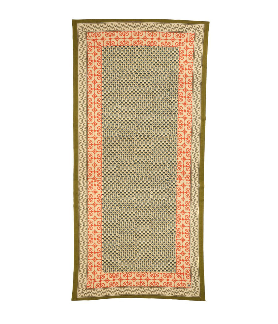Elegante tovaglia fatta a mano con motivi geometrici e floreali intricati in tonalità di verde, rosso e beige, incorniciato da bordi dettagliati di stile tradizionale indiano