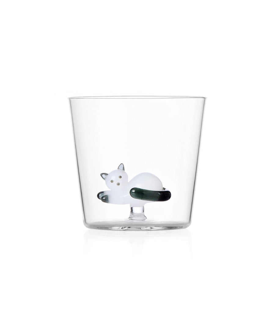 Bicchiere Tabby Cat di Ichendorf con gattino bianco e grigio in posizione sdraiato, realizzato in vetro borosilicato.