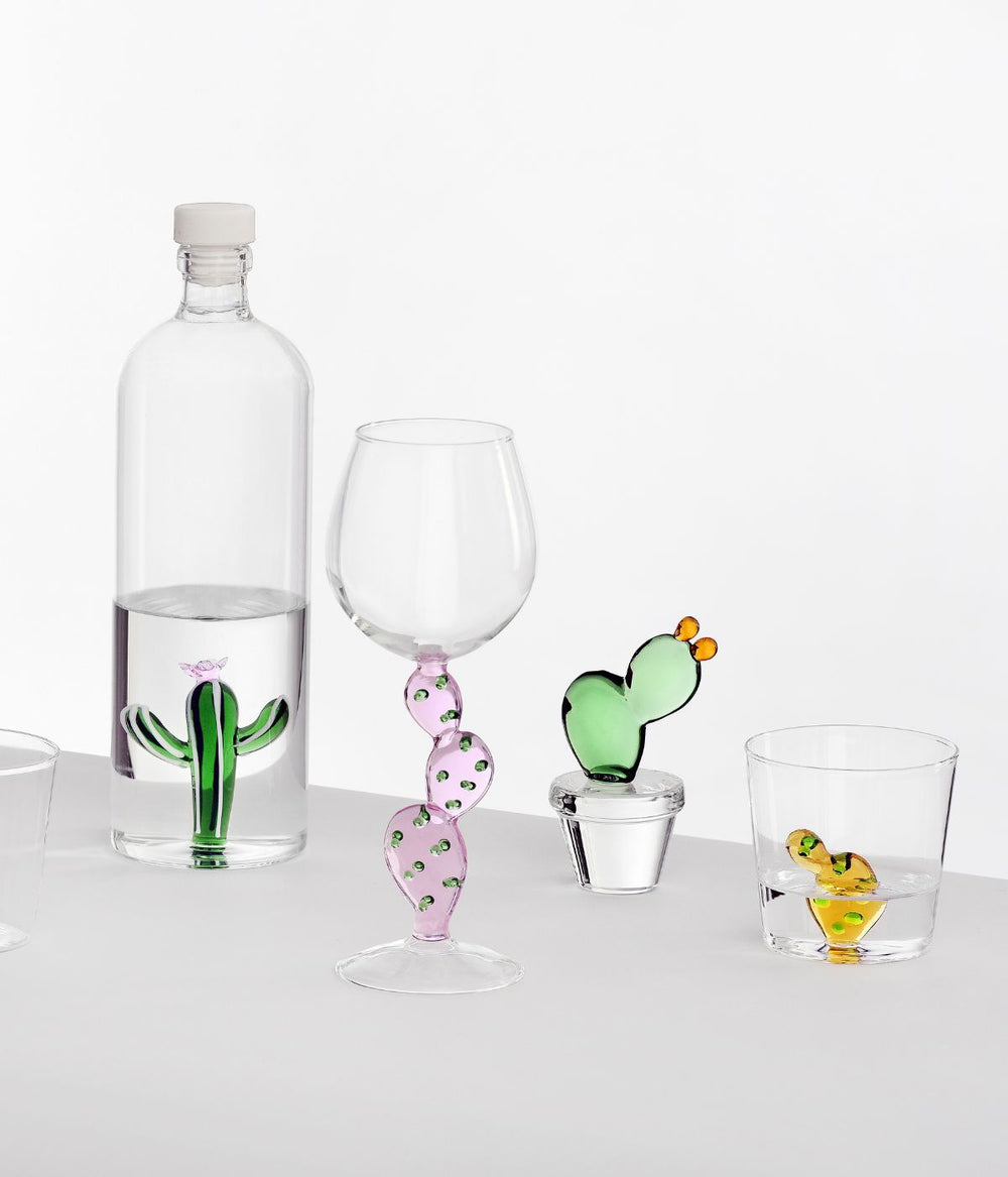 Vari bicchieri e bottiglie della collezione Desert Plants di Ichendorf, con motivi di cactus e altre piante, realizzati in vetro borosilicato.