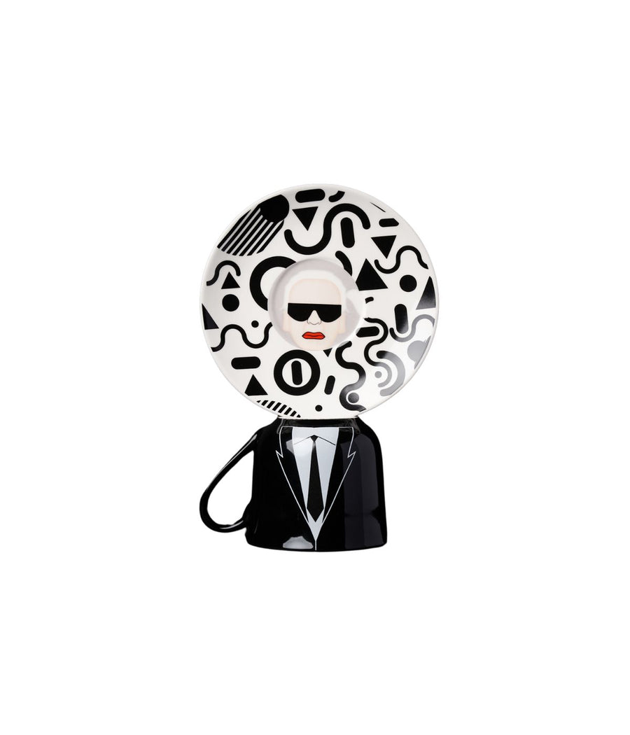 La Tazza con Piattino Style, con la tazza decorata con l'immagine di Karl Lagerfeld e il piattino coordinato con motivi astratti in bianco e nero.