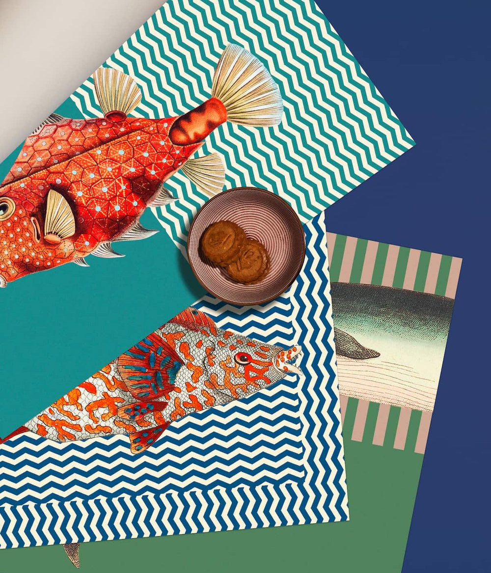 Pacchetto di tovagliette americane con design marino e zigzag, mostrato parzialmente aperto per esibire le tovagliette decorative con illustrazioni di pesci.