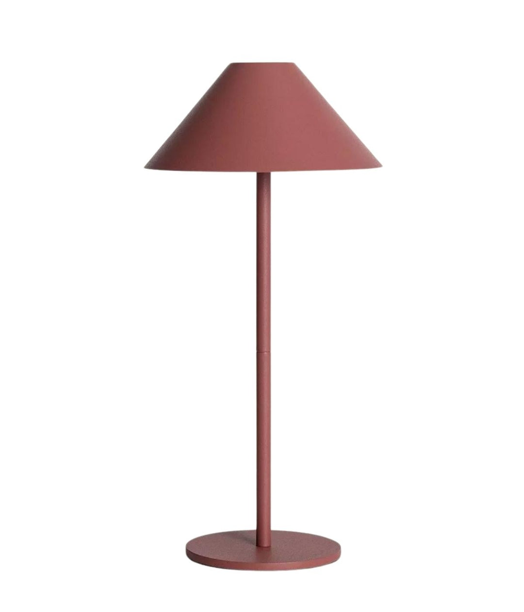 Una lampada da tavolo Lampada da Tavolo Led Senza Fili minimalista color terracotta con paralume triangolare, palo dritto e base circolare, isolata su uno sfondo bianco di Keep The Design Up.