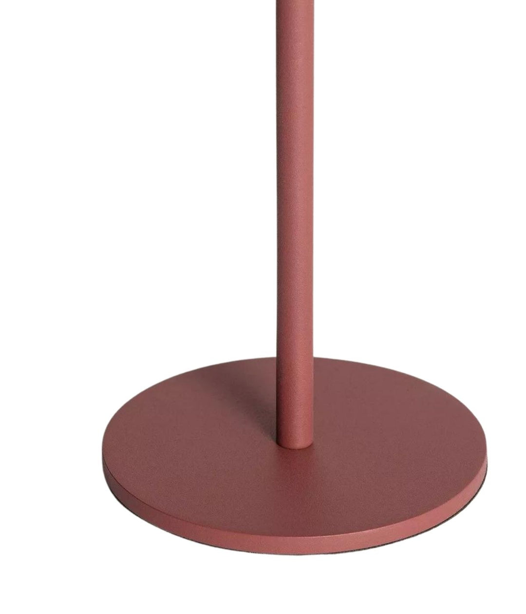 Un primo piano di una lampada da tavolo Led Senza Fili Keep The Design Up in un supporto color terracotta semplice e moderno con una base rotonda e un elegante palo verticale, isolato su uno sfondo chiaro.