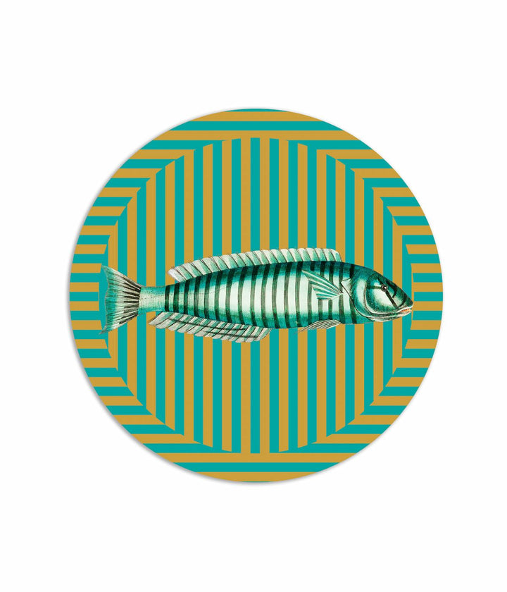 Tovaglietta americana rotonda con un'illustrazione di un pesce sottile verde su sfondo a righe verde e oro.