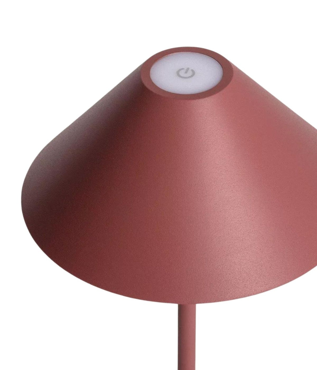 Una moderna lampada da tavolo rossa Lampada da Tavolo Led Senza Fili dal design elegante, caratterizzata da un pulsante di accensione sensibile al tocco sulla parte superiore della testa a forma di cupola di Keep The Design Up.