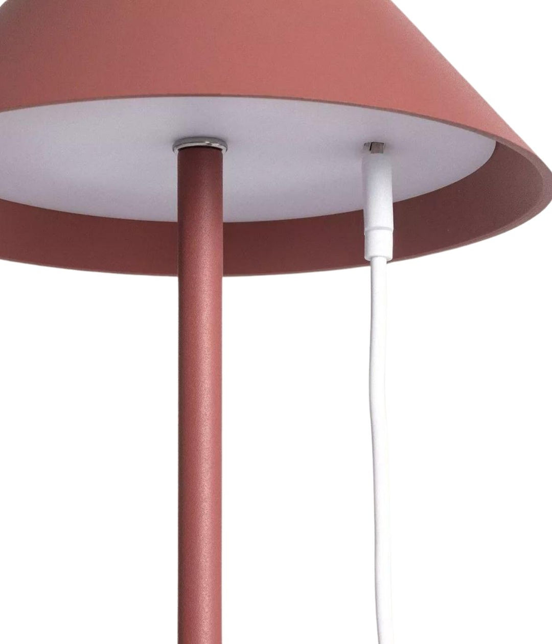 Primo piano di una moderna Lampada da Tavolo Led Senza Fili color terracotta di Keep The Design Up, che mostra il paralume, il palo di supporto e un cavo elettrico collegato.