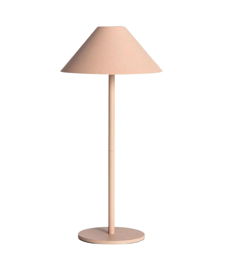 Un'elegante e minimalista Lampada da Tavolo Led Senza Fili in morbido colore beige, caratterizzata da una semplice base circolare, un supporto verticale dritto e un ampio paralume conico di Keep The Design Up.