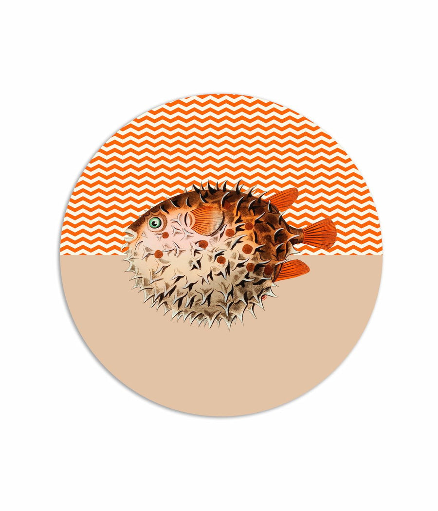 Tovaglietta americana rotonda con una vibrante illustrazione di un pesce palla su sfondo a zigzag arancione.