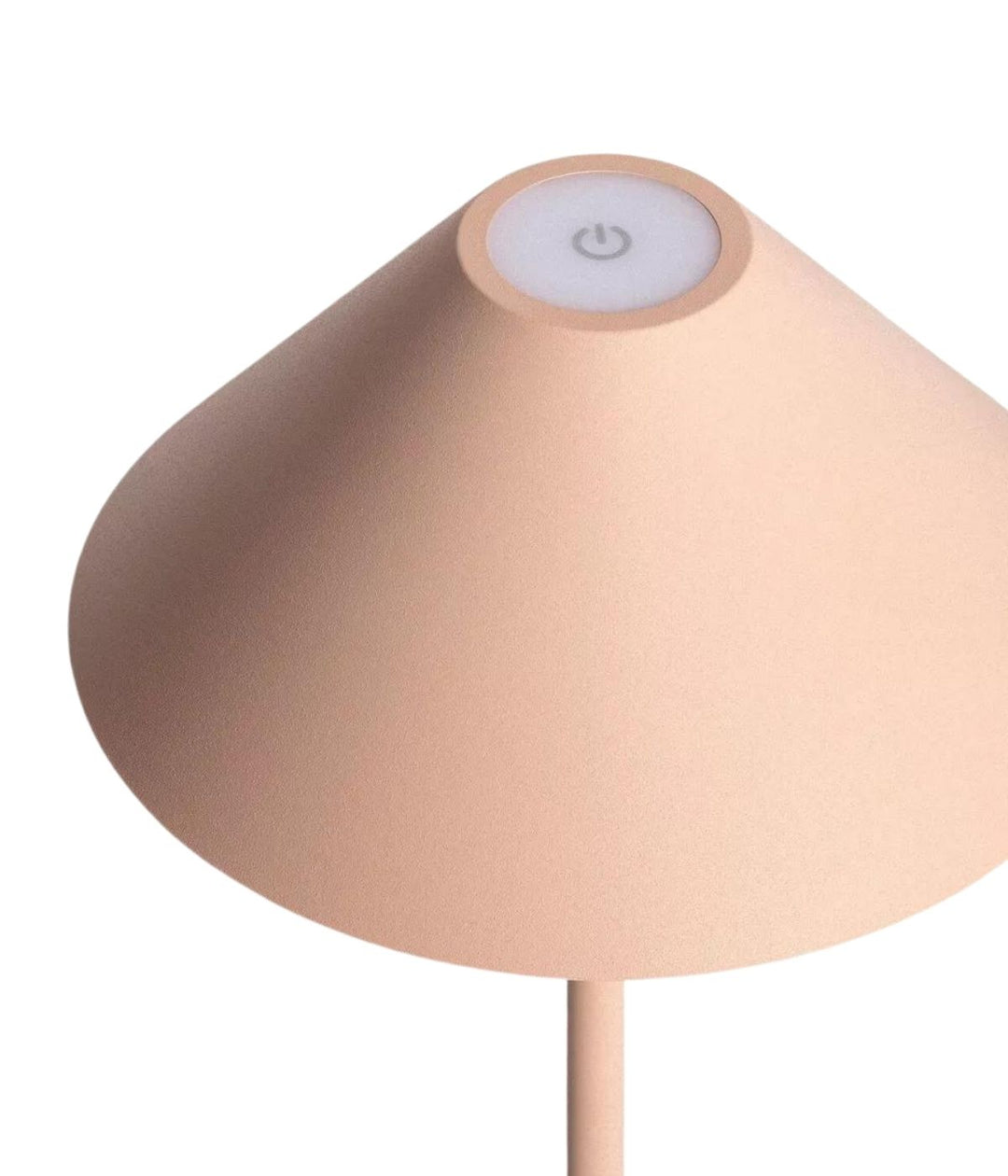 Primo piano di una moderna Lampada da Tavolo Led Senza Fili beige dal design minimalista, caratterizzata da un semplice pulsante on-off sulla parte superiore. lo sfondo è bianco semplice, sottolineando la forma elegante della lampada di Keep The Design Up.