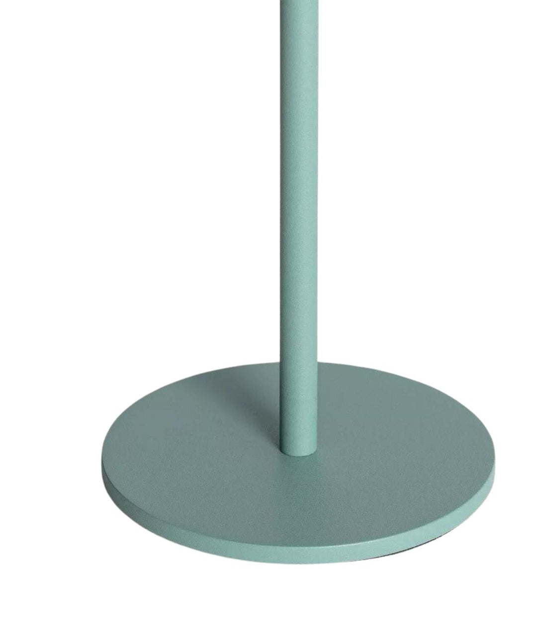 Una semplice lampada da tavolo verde pastello con base per lampada da terra Led Senza Fili con un elegante palo cilindrico in piedi da una base circolare piatta, isolato su uno sfondo bianco di Keep The Design Up.