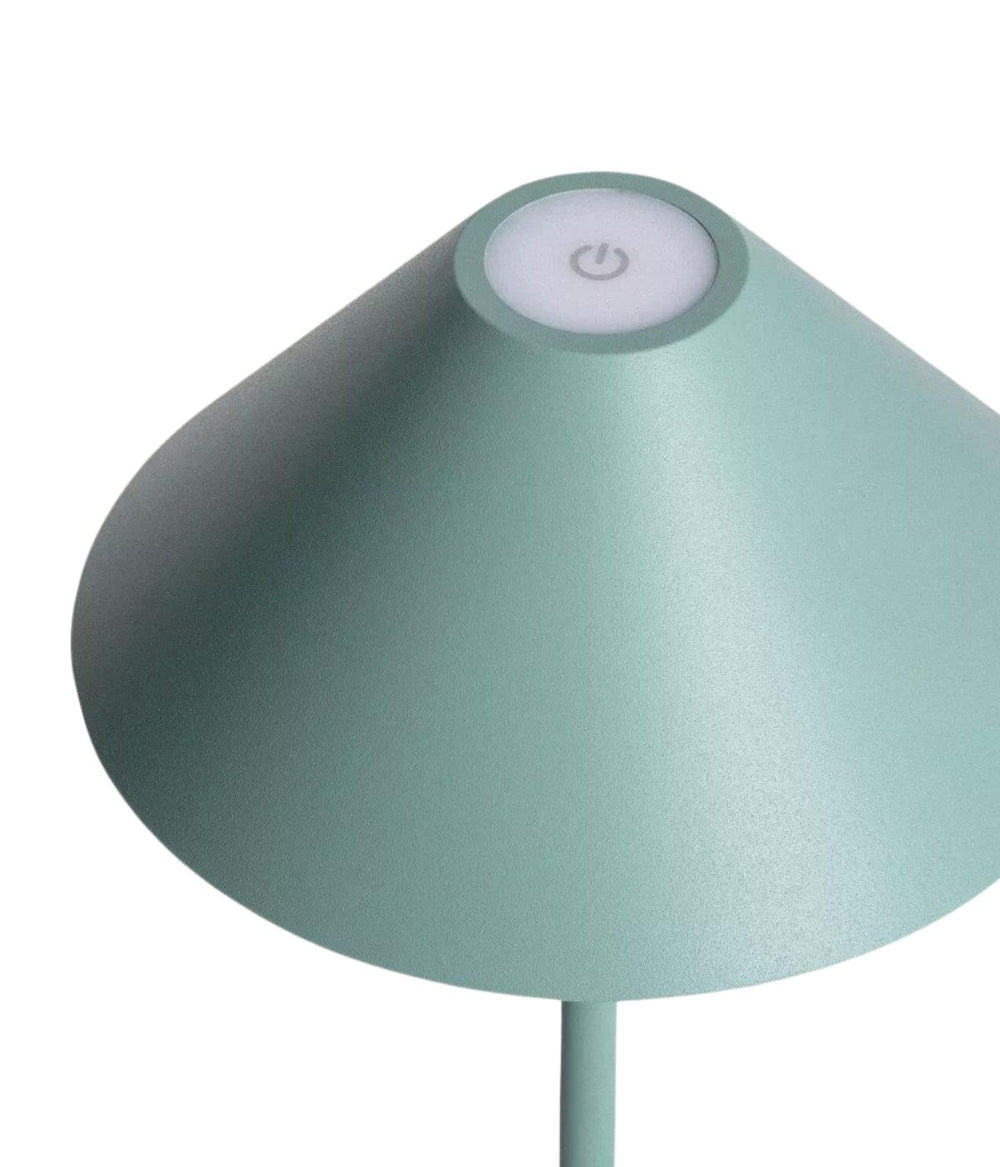 Una Lampada da Tavolo Led Senza Fili verde menta di Keep The Design Up dal design elegante e contemporaneo, caratterizzata da un paralume arrotondato e un unico pulsante visibile sulla parte superiore.