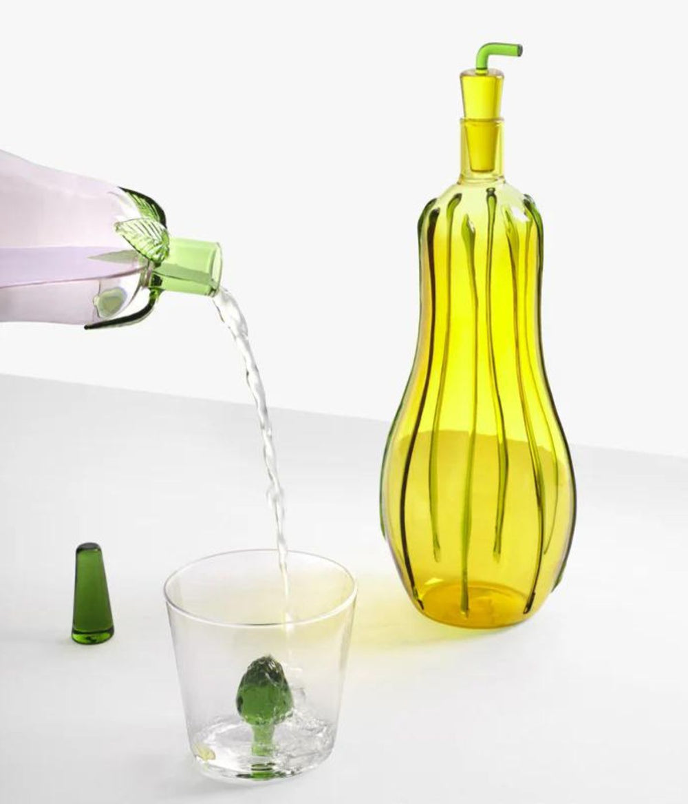 Bottiglia Vegetables di Ichendorf con bicchiere con motivo di carciofo verde, realizzati in vetro borosilicato.