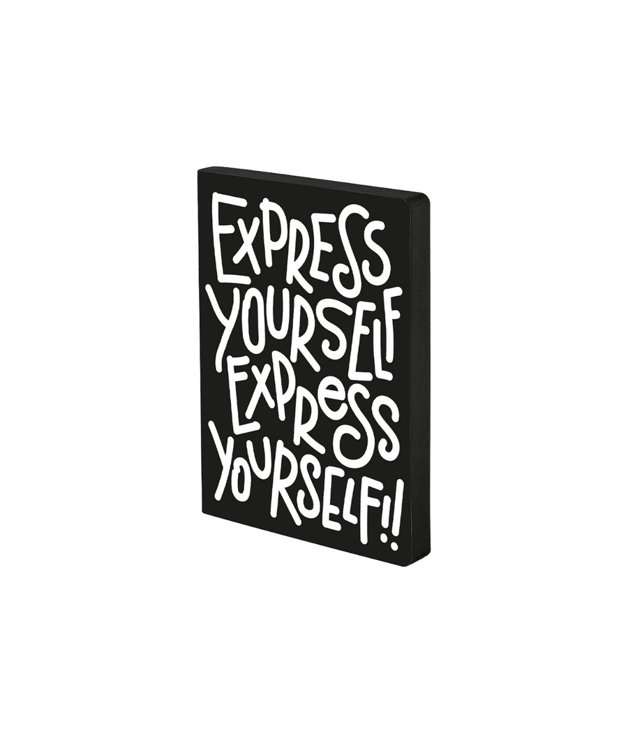 Notebook scritta bianca Express Ypurself con copertina nera. Immagine su sfondo bianco.