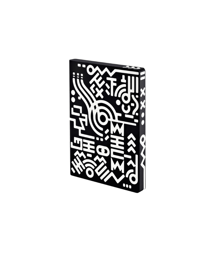 Notebook con disegni bianchi futuristici. Copertina nera. Immagine su sfondo bianco.