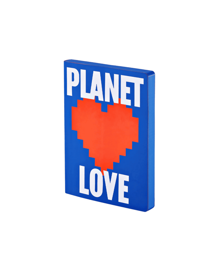 Notebook blu con scritta bianca Planet Love e cuore rosso centrale. Immagine su sfondo bianco.