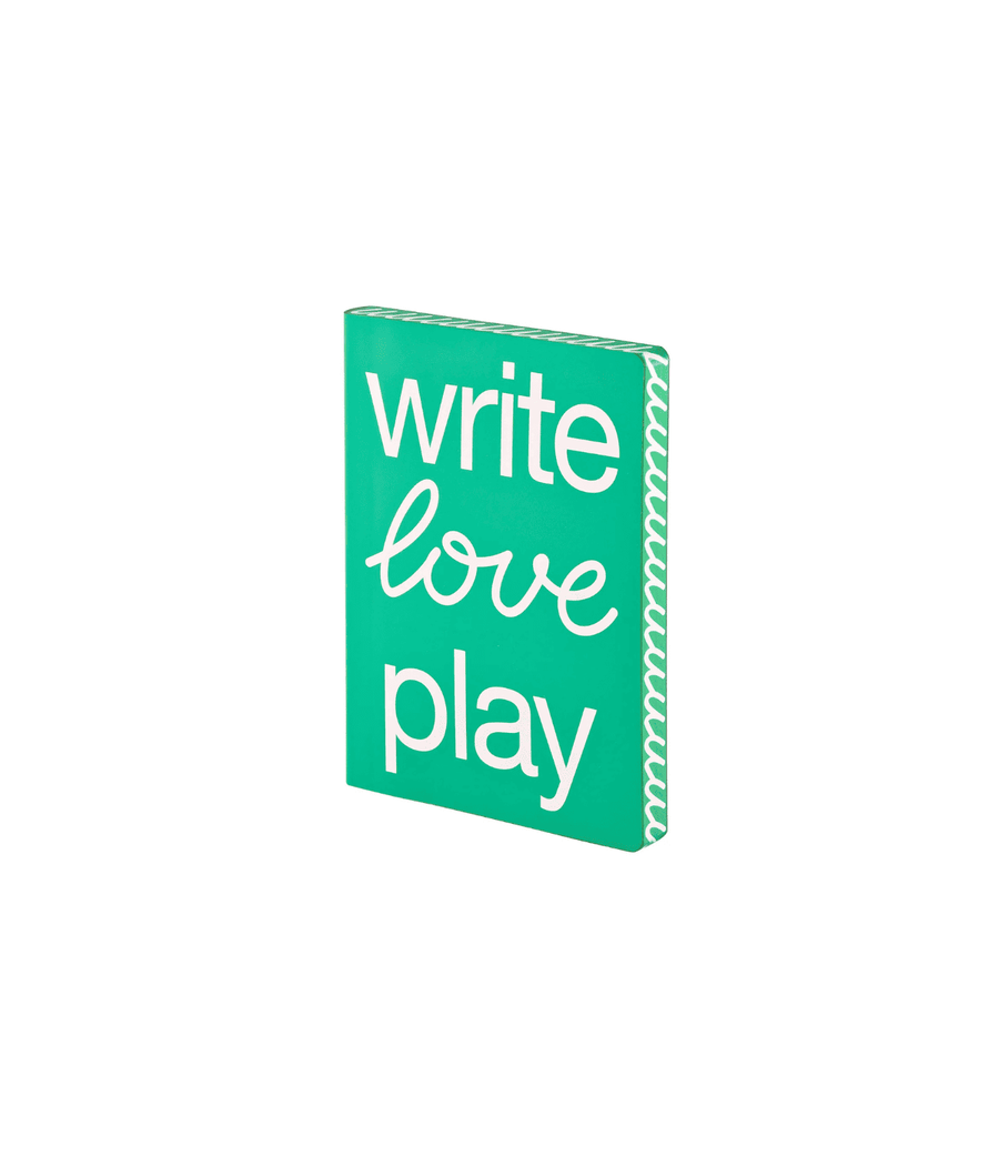 Notebook verde con scritta write love play e decorazione bianca sul bordo. Immagine su sfondo bianco