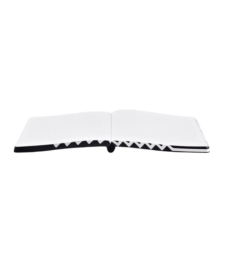 Notebook aperto a libro con bordo nero e  decorazione bianca. Immagine su sfondo bianco.
