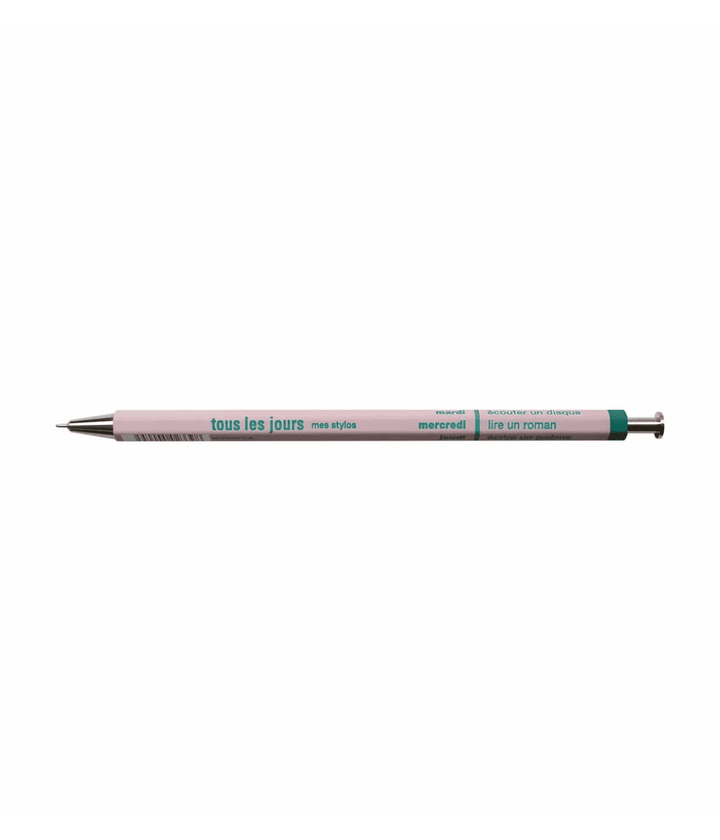 Penna di Design rosa con scritte color tiffany. Punta in metallo. Immagine su sfondo bianco.