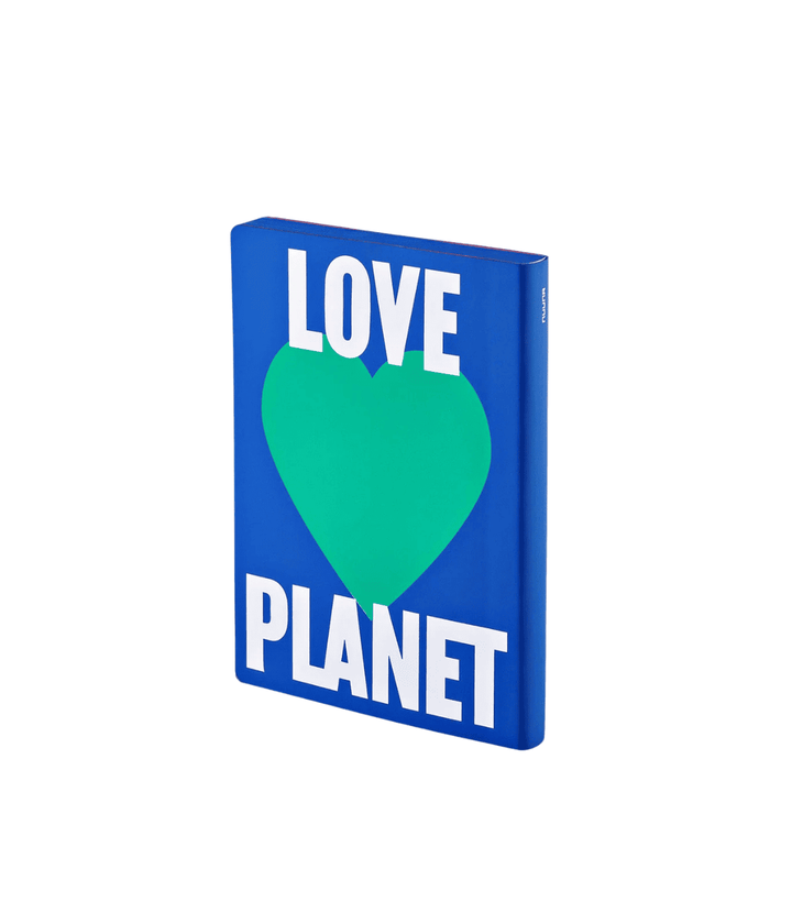 Notebook copertina blu con scritta bianca planet love e cuore verde. Immagine su sfondo bianco.