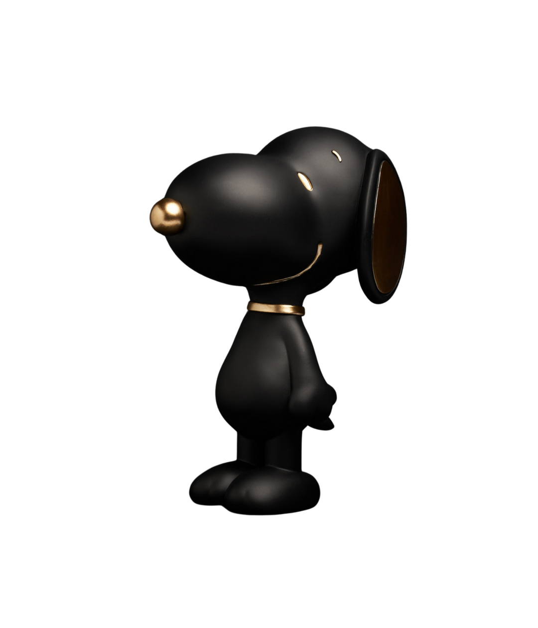 Scultura di Snoopy di colore nero con dettagli in oro in piedi su sfondo bianco