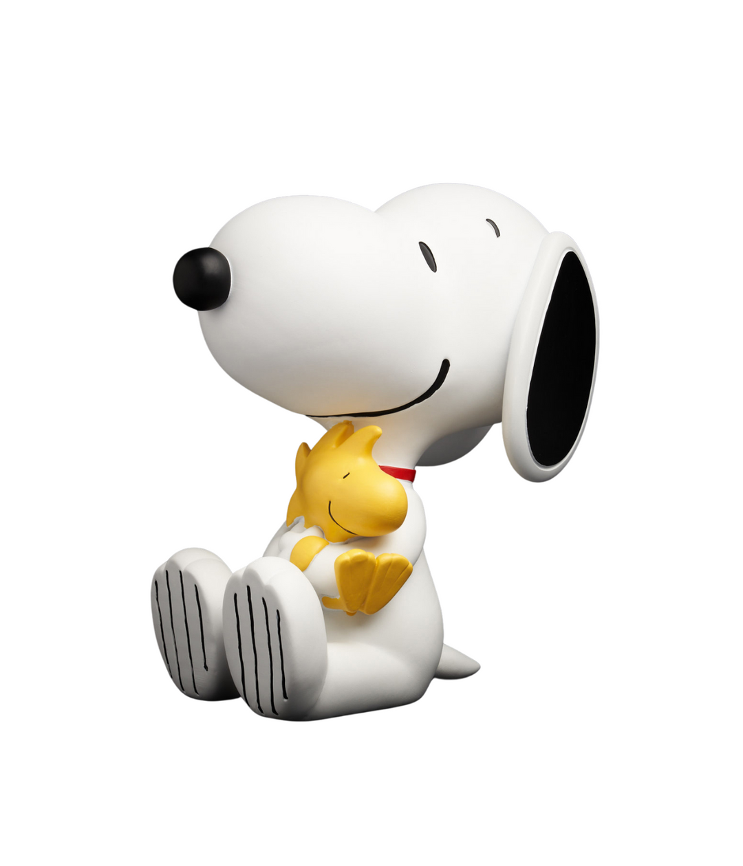 Scultura di Snoopy bianca seduto che abbraccia Woodstock di colore giallo su sfondo bianco.