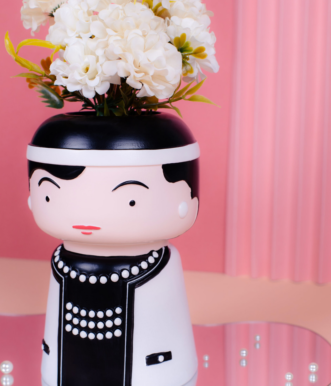 Vaso Icon Coco Chanel, bianco e nero con fiori bianchi su sfondo rosa